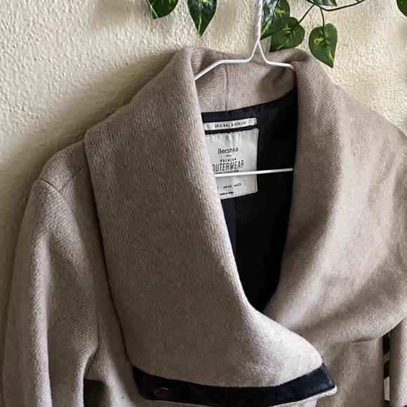 Bershka - Beige/Taupe Coat with Leather Sleeves & Trim - Picture 3 of 4